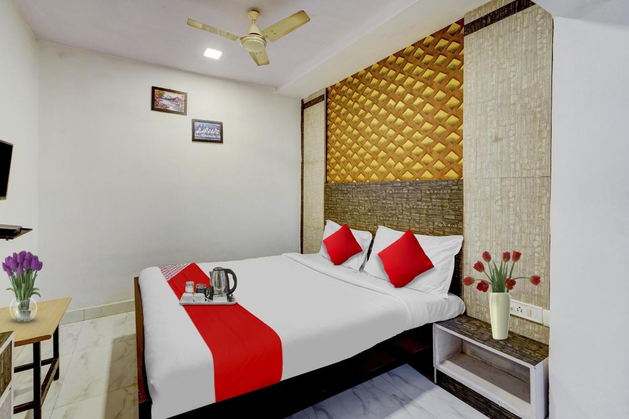 O White Near Railway Station Hotel 4*